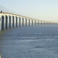 Caractéristiques: Ce pont mesure 2 926,5 mètres de longueur et s’élève à environ une vingtaine de mètres au dessus du niveau de la mer. Il a la particularité de former […]