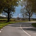 Le clocher d'Ars depuis la route - Fred Blum